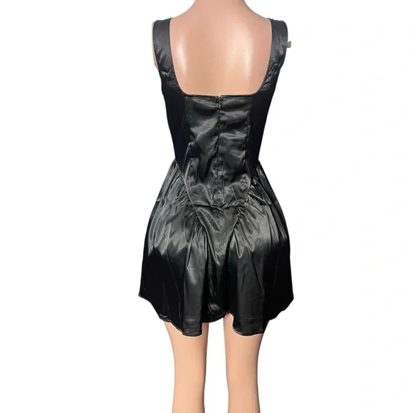 Elegant Black Satin Dress - Picture 4 of 4